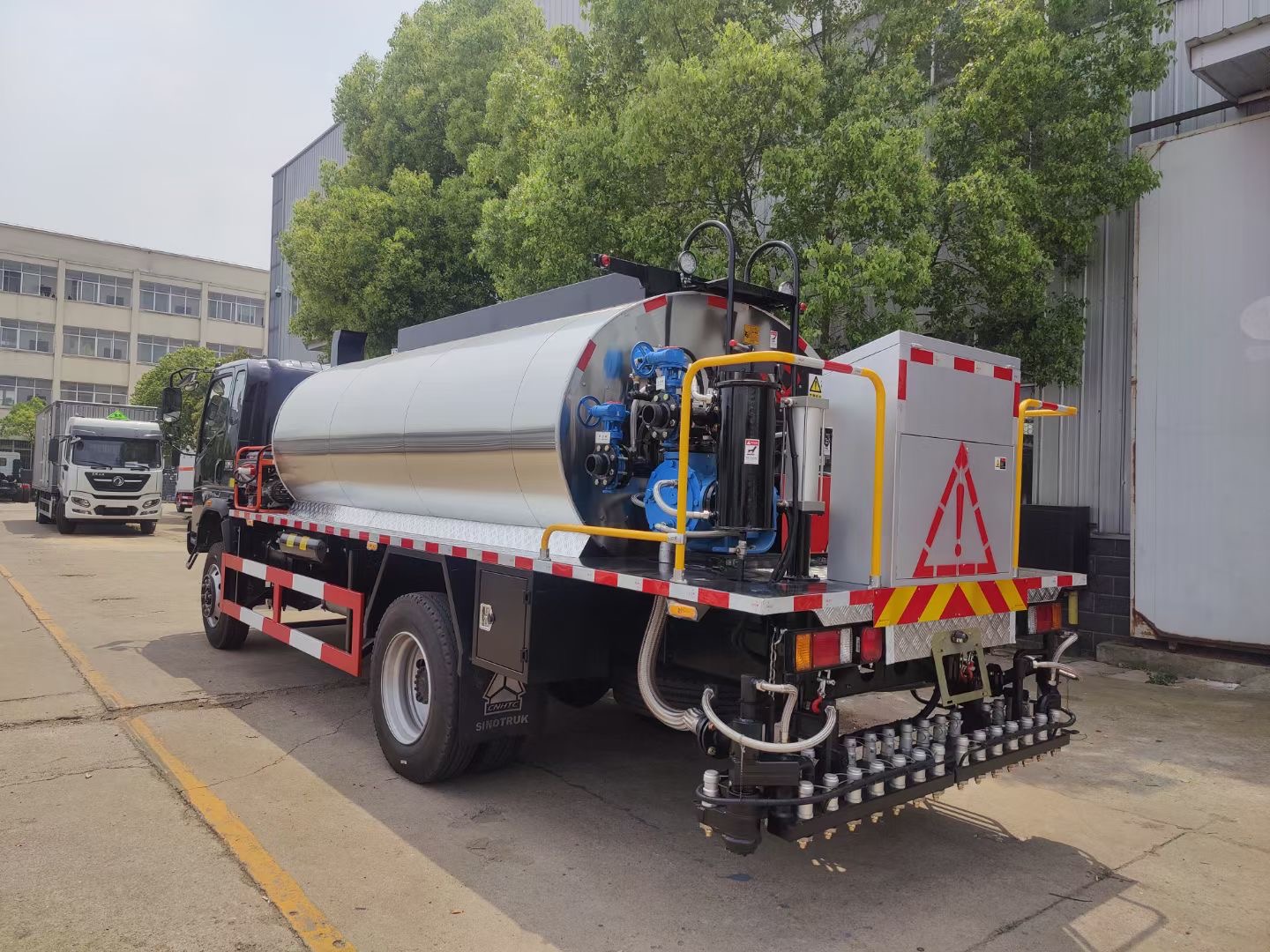 HOWO 10CBM Asphalt Distributor Truck Spray Hot Asphalt Truck